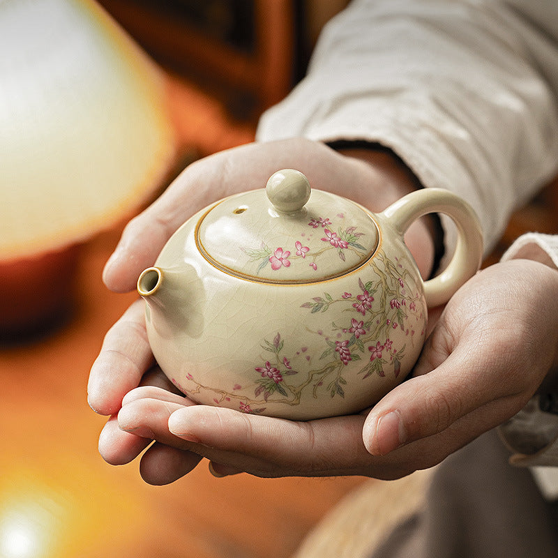 Théière Porcelaine Fleurie dans la paume de deux mains