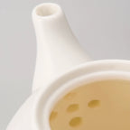 Théière Porcelaine à Motif Bleu vue sur la filtration 