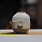 Théière Solitaire Style Japonais sur une table 