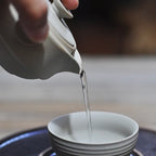 Théière Solitaire Style Japonais versant du thé dans la tasse assortie 