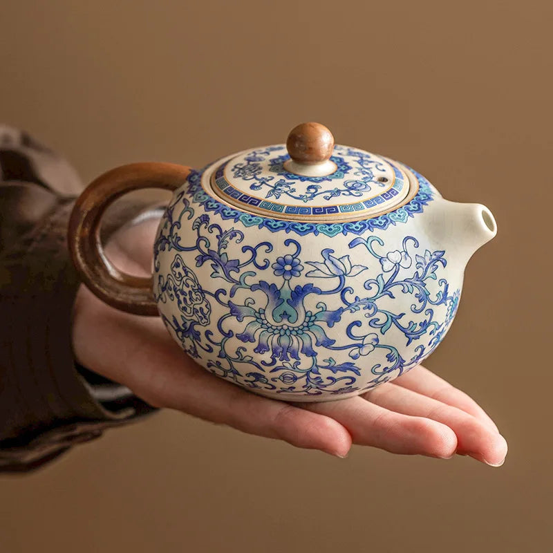 Théière Vintage en Céramique Bleu dans une main 