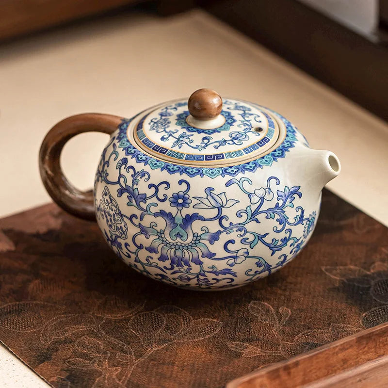 Théière Vintage en Céramique Bleu sur un tissus 