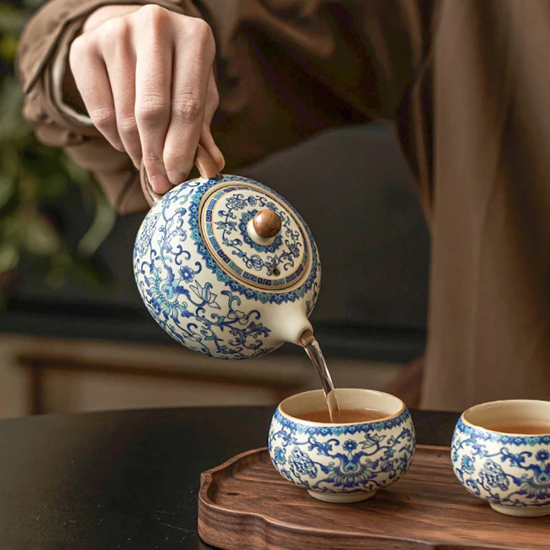 Théière Vintage en Céramique Bleu versant du thé dans une tasse 