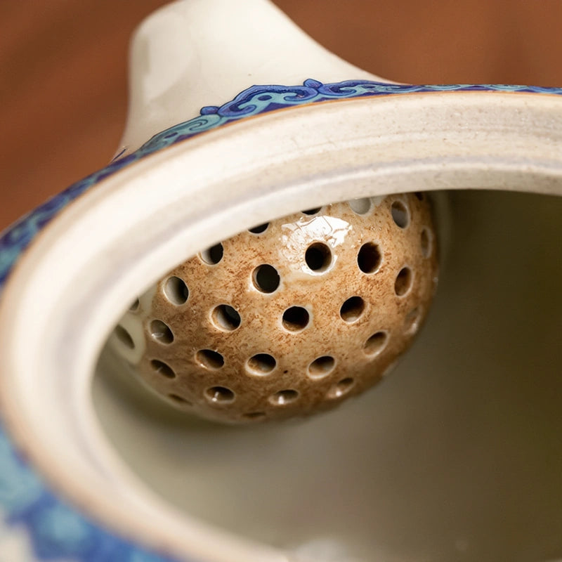 Théière Vintage en Céramique Bleu vue sur le filtre a boule 