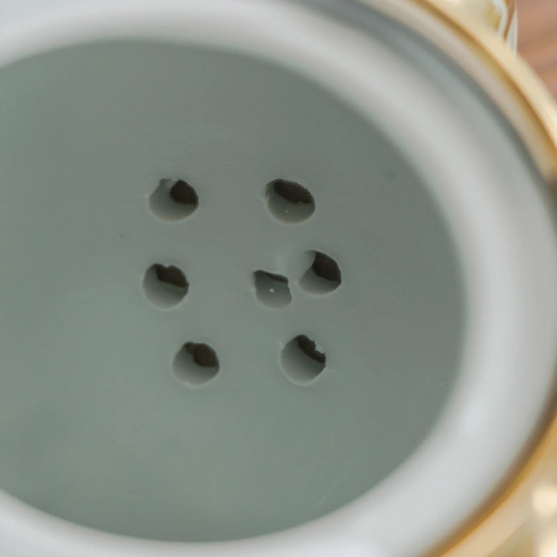 Théière Vintage en Céramique Dorée vue sur la filtration 
