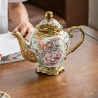 Théière Vintage en Céramique Dorée sur une table 