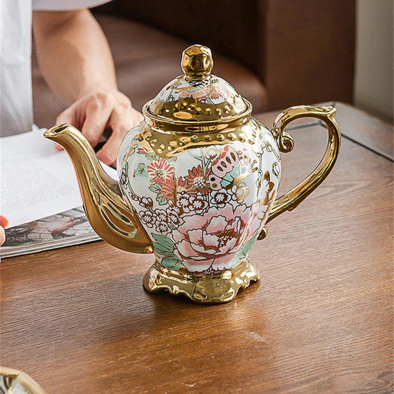 Théière Vintage en Céramique Dorée sur une table 