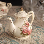 Théière Vintage en Céramique Motif sur une nappe 