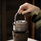 Théière Vintage en Grès main tenant l'anse 