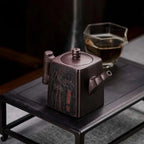 Théière Yixing Carrée sur une petite table 