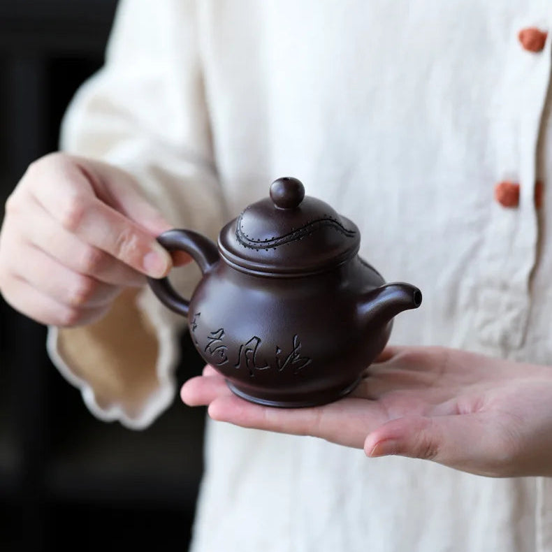Théière Yixing Marron Artisanal dans une main 