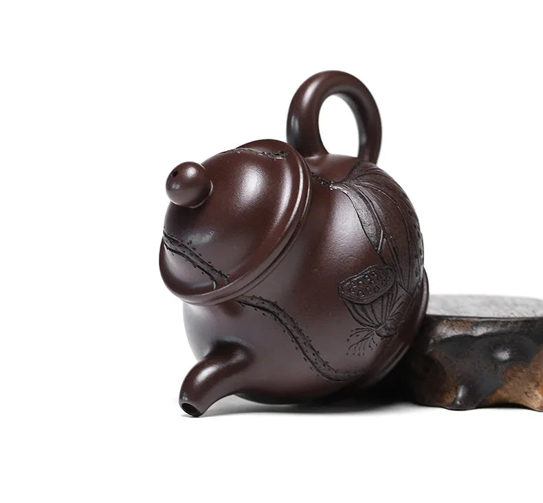 Théière Yixing Marron Artisanal penchée sur fond blanc 