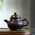 Théière Yixing Marron Artisanal sur une table 