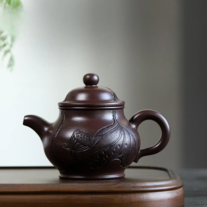 Théière Yixing Marron Artisanal sur une table 