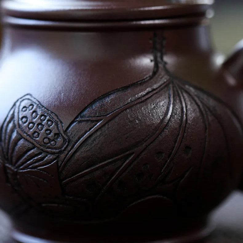 Théière Yixing Marron Artisanal vue sur la gravure 