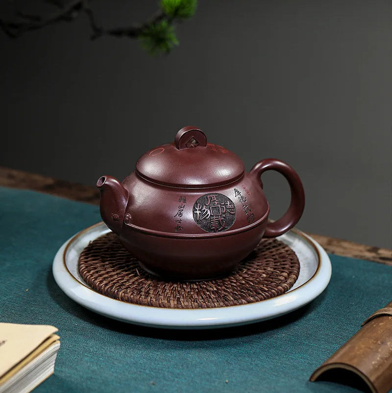 Théière Yixing Motif Paysage Artisanal pose sur un socle 