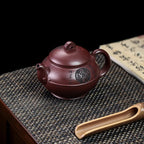 Théière Yixing Motif Paysage Artisanal posée sur une table 