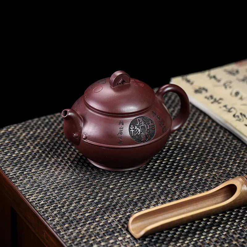 Théière Yixing Motif Paysage Artisanal posée sur une table 