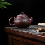 Théière Yixing Motif Paysage Artisanal sur une table 