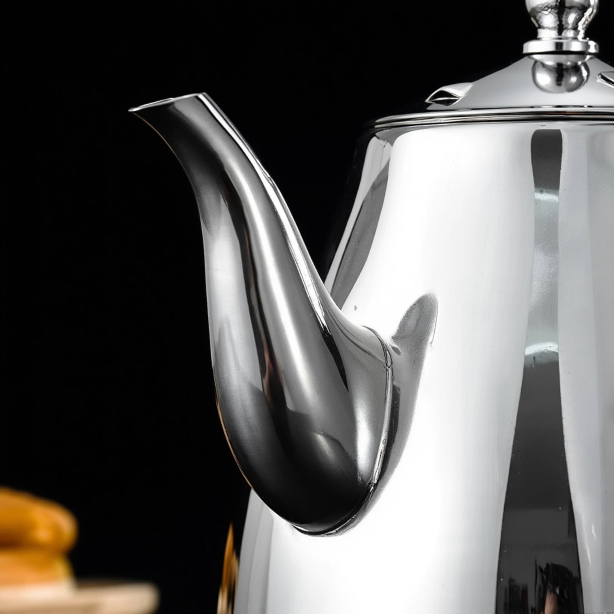 Théière à Induction en Inox Argentée vue sur le bec 