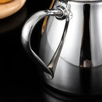 Théière à Induction en Inox Argentée vue sur la poignée 