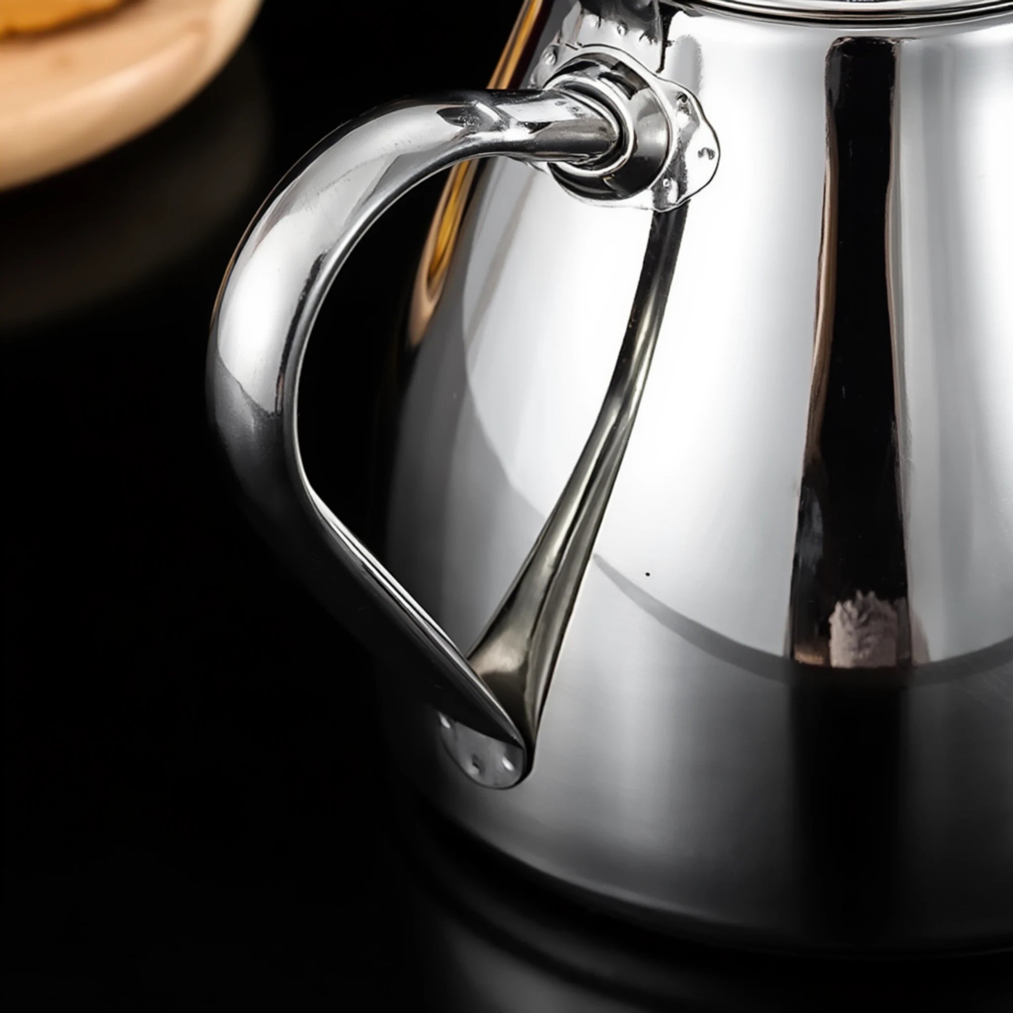Théière à Induction en Inox Argentée vue sur la poignée 