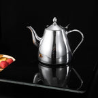 Théière à Induction en Inox Argentée sur une plaque a induction 