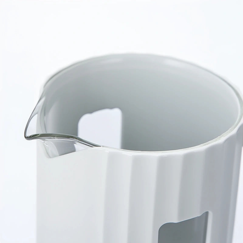 Théière à Piston en Verre Blanc vue sur le bec 