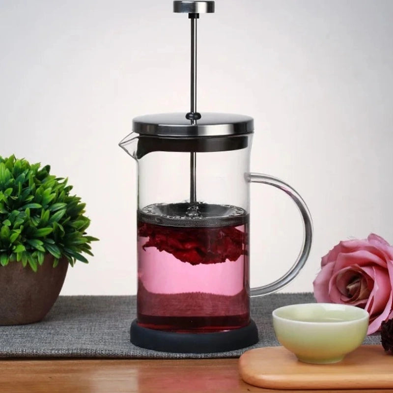 Théière à Piston en Verre Gradué avec thé rose en infusion 