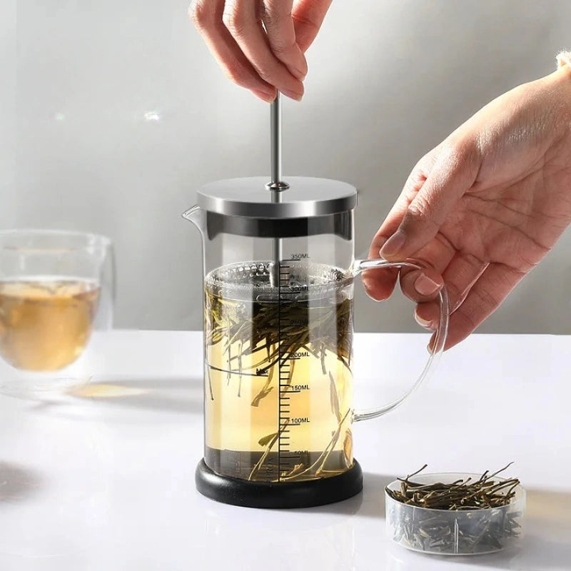Théière à Piston en Verre Gradué sur une table 
