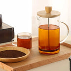 Théière à Piston en verre borosilicate sur un plateau en bois 