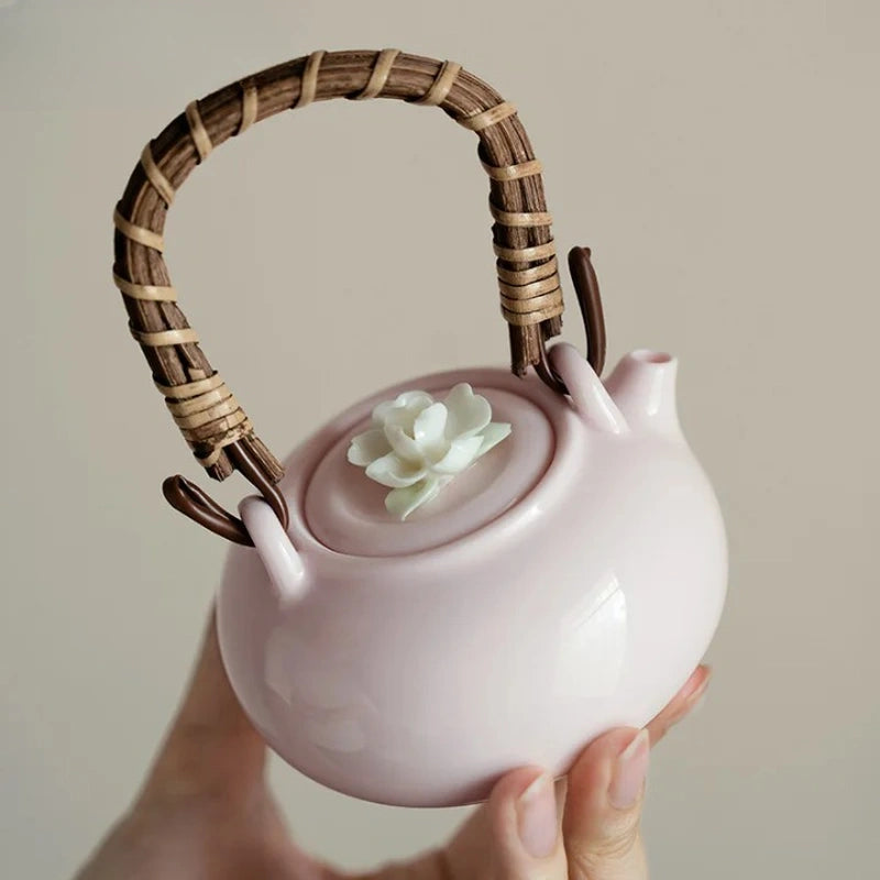 Théière avec Filtre Japonaise Rose dans une main 