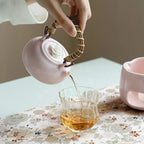 Théière avec Filtre Japonaise Rose versant du thé 