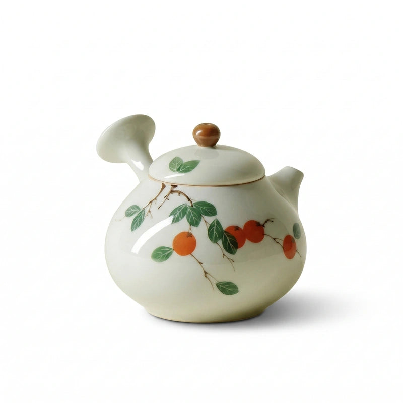 théière avec filtre en céramique kyusu sur fond blanc 