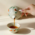 Théière avec Filtre en Céramique Kyusu versant du thé dans une tasse
