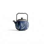 théière avec filtre en porcelaine florale sur fond blanc 