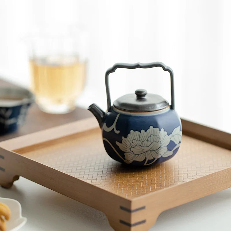 Théière avec Filtre en Porcelaine Florale sur un plateau 