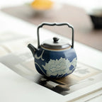Théière avec Filtre en Porcelaine Florale  vue une page d'un livre de magazine 