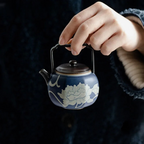 Théière avec Filtre en Porcelaine Florale  tenu par l'anse 