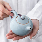 Théière en Céramique Bleu dans une main 