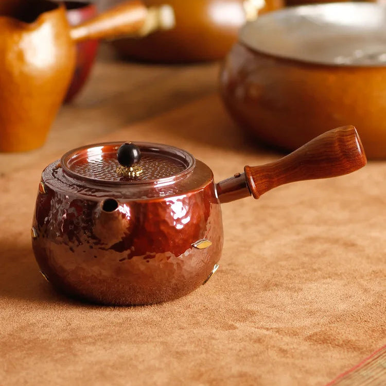 Théière en Cuivre Poignée Latérale posée sur un tissu 