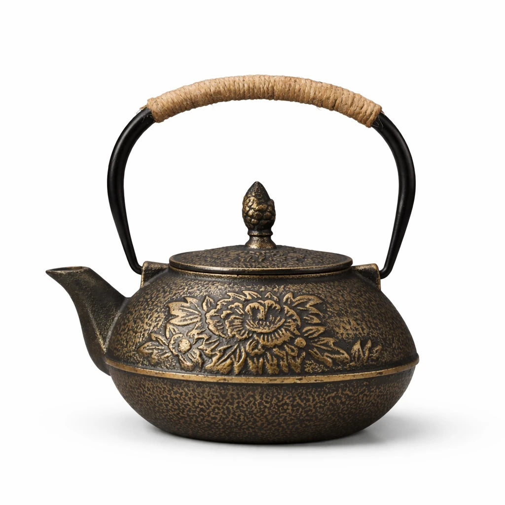 Théière en Fonte Florale sur fond blanc 