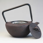 Théière en Fonte Japonaise Effet Traditionnel vue sur le filtre 
