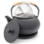 Théière en Fonte Japonaise Noir avec le filtre visible et le couvercle ouvert 