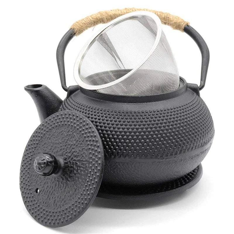 Théière en Fonte Japonaise Noir avec le filtre visible et le couvercle ouvert 