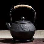 Théière en Fonte Japonaise Noir de face sur un socle 