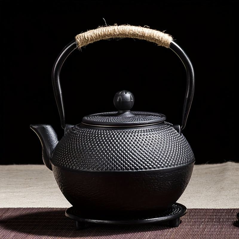 Théière en Fonte Japonaise Noir de face sur un socle 