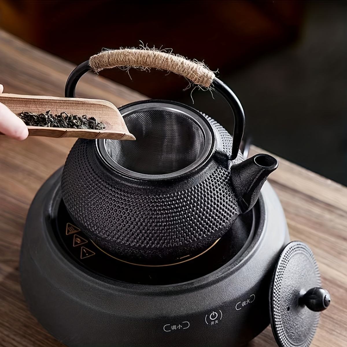 Théière en Fonte Japonaise Noir préparant le thé 