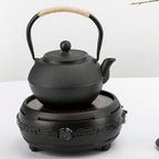 Théière en Fonte Japonaise Noir sur un socle noir 