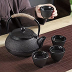 Théière en Fonte Japonaise Noir vue sur une table 